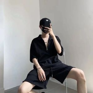 ชุดลำลองผู้ชาย เสื้อยืดและกางเกงขาสั้นทรงหลวมใส่สบาย ดีไซน์เท่ห์ ผ้าไนลอนเรียบ แบรนด์แท้ ปกเสื้อแบบปกเชิ้ต ดีไซน์สำหรับผู้ชาย - Product Image 4