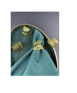 Servilletero de metal decorativo con acabado en bronce dorado martillado rústico, accesorio elegante para ceremonias de granja o tradicionales - Product Image 3