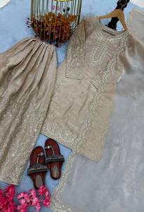 Conjunto de Seda de Diseño Premium para Fiestas, con Top, Pantalones Plazzo y Dupatta - Product Image 6