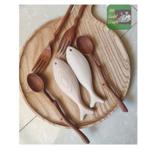Décoration de poisson en bois artisanale du Vietnam, artisanat en bois sculpté naturel pour le dessin DIY des enfants, accent mural nautique parfait - Product Image 1