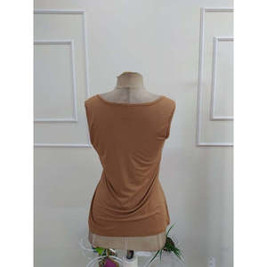 Blusa de viscosa con tirantes y cuello en V para mujer con detalle de ojales, 36268 - Café - Product Image 5
