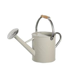 Regadera de metal ergonómica y confiable, diseñada para un uso prolongado, que ofrece una fácil vertido y un manejo equilibrado para jardineros. - Product Image 1