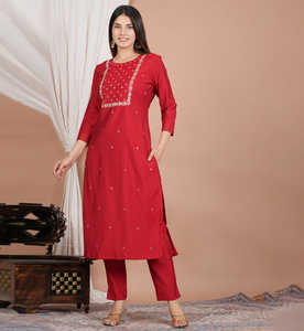 Conjunto de Kurta y Pantalón Recto de Poliéster Rojo Sólido para Mujer con Adornos de Gota Patti y Perlas, Cuello Redondo y Mangas 3/4 para un Estilo Elegante - Product Image 6