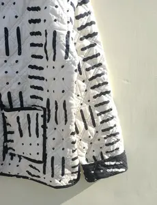 Veste d'hiver réversible en coton matelassé imprimé bloc pour femme Vêtements d'extérieur décontractés en indigo avec techniques lavées Tissu tissé court - Product Image 2