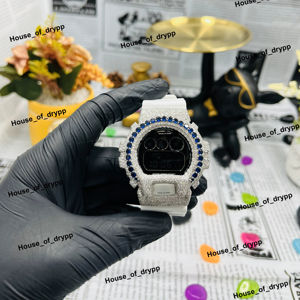 Reloj de Pulsera VVS con Diamantes de Imitación Moissanite, Reloj Digital Plateado con Bisel Azul y Correa de Goma Blanca, Estilo Hip Hop - Product Image 1