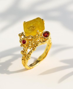 Anillo llamativo de citrino amarillo rugoso con rodio, diseño audaz y elegante, para boda, con brillo de piedra orgánica, estilo clásico atemporal. - Product Image 1