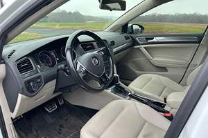 Volkswagen Golf Alltrack SE 2017 d'occasion en bon état, sans réserve, turbo 4 cylindres, transmission intégrale, non modifiée - Product Image 4