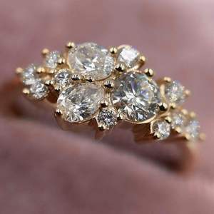 Anillo de Compromiso con Diamante Cultivado en Laboratorio de 1.75 Quilates, Diseño Único en Forma de Racimo, Anillo de Boda de Oro con Diamante de Corte Ovalado Certificado por IGI - Product Image 1