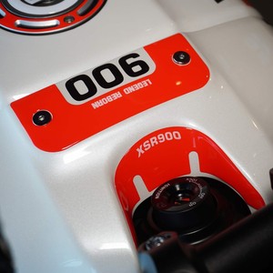 Adesivo Rosso 3D per Protezione Area Chiavi Compatibile con Yamaha XSR900 2022-2025, Decalcomanie per Moto - Product Image 1