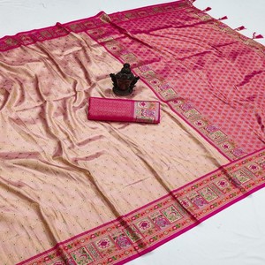 Sari de Seda Banarasi Pura VASTRA COTTAGE con Diseño de Zari Tejido a Mano en Toda la Superficie, Pallu Rico y Blusa de Seda Suave con Contraste - Product Image 2