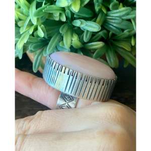 แหวนโอปอลผู้ชาย Alex Sanchez สีชมพูคอรัลและเงินสเตอร์ลิง ประดับแบบ Bezel Setting ขนาด 6.5 เหมาะสำหรับใส่ทุกวัน พร้อมใบรับรอง IGI - Product Image 3