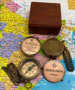 Boussole classique en cuivre écologique avec motif circulaire et boîte en bois sculptée pour la navigation et les cadeaux - Product Image 3