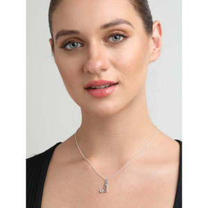 Collier pendentif chien CLARA fait main en argent sterling 925 avec sertissage clos et plaqué or, idéal pour un cadeau ou une fête, motif numéroté - Product Image 5
