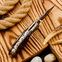 Couteau de poche pliant en acier Damas de qualité industrielle OEM personnalisable, avec étui en cuir, pour le camping, la chasse, la survie en extérieur, 58HRC haute résistance