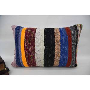 Coussin décoratif tissé multicolore en laine patchwork Kantha 16x24 pouces avec motif vintage - Product Image 1