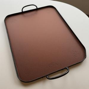 Bandeja de cuero rectangular con lados elevados y puntadas limpias ideales para servir o arreglos decorativos en cualquier espacio - Product Image 5