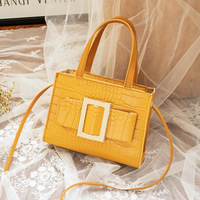 Sac fourre-tout structuré minimaliste effet croco, sac à main de luxe noir avec boucle géométrique dorée pour un look élégant au bureau