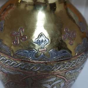 Vase en laiton décoratif classique Design floral en acrylique Cadeau parfait ou ajout de décoration intérieure à un prix raisonnable - Product Image 5