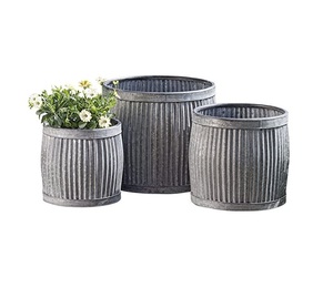Jardinière galvanisée rustique avec finition en détresse pour ajouter un charme vintage aux espaces patio ou balcon de la maison - Product Image 2