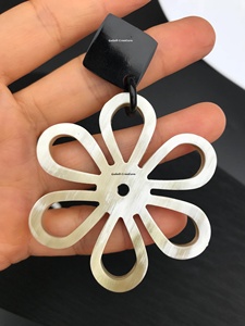 Pendientes de gota bohemios hechos a mano para mujer, diseño clásico de marfil negro, joyería ligera, estilo recortado de flores - Product Image 3