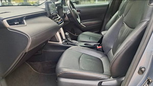 Voiture d'occasion de qualité à prix abordable, Toyota Corolla Cross 1.8 XS Hybride 2024, conduite à droite - Product Image 5