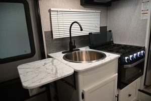 Autocaravana de lujo Coachmen CROSS TRAIL 23XG 2022, blanca, para camping familiar, con piso acrílico, Euro 5, emisiones 4-6. - Product Image 4