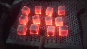 Carbón de narguile indonesio, hecho de cáscaras de coco, garantiza una auténtica experiencia de fumar - Product Image 2