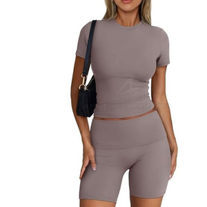 Vêtements de sport pour femmes de qualité supérieure Shorts et chemises à motif solide léger pour printemps/été-Vente en gros de vêtements de sport - Product Image 1