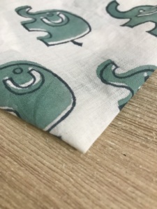 Tissu en coton imprimé à la main, motif d'éléphant mignon en vert sur fond naturel - Product Image 3