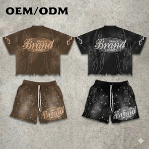 Set di <span class=keywords><strong>T</strong></span>-<span class=keywords><strong>Shirt</strong></span> e Pantaloncini con Stampa Personalizzata Effetto Acid Wash e Dettagli con Borchie per Uomo Outfit Retrò - Product Image 1