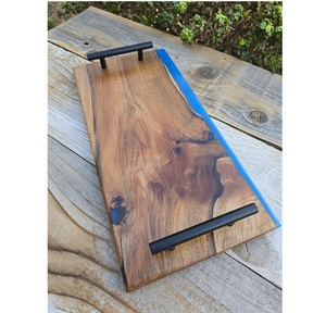 Planche de service en résine Planche à découper en résine époxy et grain de bois Planche de service en époxy Plateau de service moderne avec poignée - Product Image 5