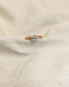 Anillo de compromiso minimalista chapado en oro de 18 quilates de plata de ley con diamante de corte ovalado de 9x7mm | Anillo de aniversario de Boda nupcial solitario - Product Image 5