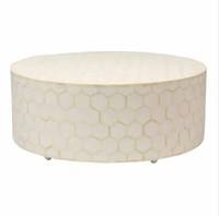 Table basse en résine écologique de style marocain avec incrustation de os, présentant des motifs traditionnels du Maroc