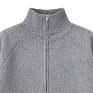 Suéter de punto transpirable con cremallera, cárdigan gris de cuello alto con cremallera completa, suave y cálido, de manga larga, estilo casual urbano, con logo frontal. - Product Image 3