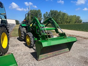 Tractores John Deere 5075E Usados con Motor Original y Componentes de Motor Completos, Totalmente Equipados con Implementos, 5550 KG, 4001-6000 Horas - Product Image 2