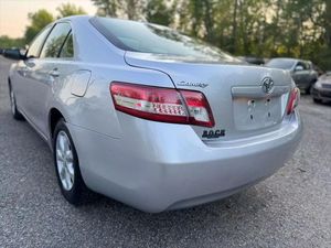 Camry LE 2011 d'occasion, conduite à gauche, turbo, transmission intégrale, sièges en tissu, pneus R17, intérieur clair - Product Image 3
