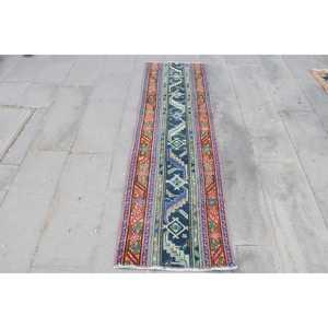 Alfombra Turca Vintage de 1.9x6.5 pies (57x199 cm), Alfombra de Lana con Puntos Azules - Product Image 1
