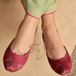 Unique Style Custom Made Women <b>Khussa</b> Customized Color Anti-Slippery Genuine Leather Outsole Velvet Upper Low MOQ in Stock - Product Image 3