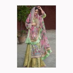 Collection de robes de mariée en soie pakistanaise 2024 robe de mariée personnalisable avec des options de couleur et de taille de travail à la main lourde - Product Image 1