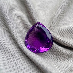 Gema de Amatista en Forma de Corazón de 19.02 Quilates AA-1939 de Mehrajudin Gems, con Certificación de Terceros - El Centro de Atención Perfecto para Su Próxima Joya - Product Image 4