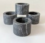 Ronds de serviette en bois ronds lisses et écologiques dans des couleurs profondes et brillantes pour les décorations de table à manger de mariage modernes et traditionnelles - Product Image 3