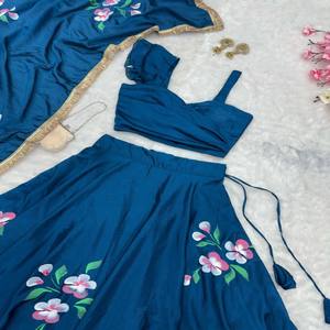 VASTRA COTTAGE Lehenga Choli en Chinon pur peint à la main avec un chemisier rembourré en Patta de toile, un dupatta en Chinon et une bordure en dentelle, vêtement de créateur - Product Image 4