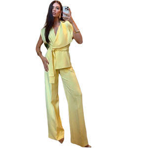 Conjunto de Top Amarillo sin Mangas con Cuello Cruzado y Pantalones Anchos, Traje de Mujer Tejido a Medida, Atuendo Informal - Product Image 1