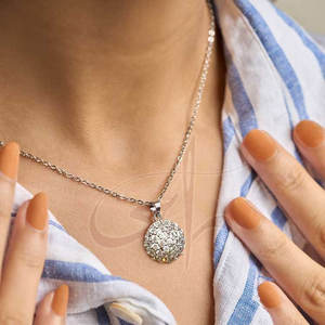 Pendentifs exquis ornés de minuscules perles, éclatantes et chatoyantes, avec collier et boucles d'oreilles assortis. - Product Image 4