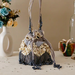 กระเป๋าผ้ากำมะหยี่ดีไซเนอร์หรูพร้อมลูกปัดทองโบราณสำหรับงานแต่งงานสไตล์ชนเผ่าและฟังก์ชั่น Sangeet - Product Image 1