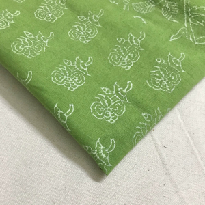 Tissu en coton imprimé à la main vert |   Petit motif floral blanc Textile indien - Product Image 3