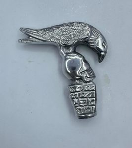 Bastón Antiguo Pulido con Empuñadura de Cuervo y Calavera Góticos, Tallado en Metal - Product Image 3