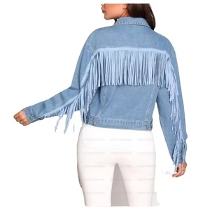 Veste en jean bleu clair délavée avec franges à pompons blancs sur l'épaule, portée ouverte sur un soutien-gorge en dentelle blanche et une taille haute - Product Image 6