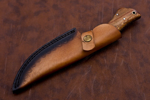 Couteau de chasse en acier Damas personnalisable OEM fait à la main manche en bois de rose gaine en cuir à motif torsadé pour EDC - Product Image 6