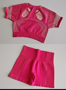 Ensembles de sport écologiques sans coutures en Spandex/Nylon pour femmes : Soutien-gorge de sport à bretelles et short taille haute sculptant, entièrement personnalisables et de qualité supérieure - Product Image 3